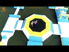 ใบรับรอง TUV ทรัมปอลลีนน้ําลอยแบบอัดลมสําหรับทะเลสาบ